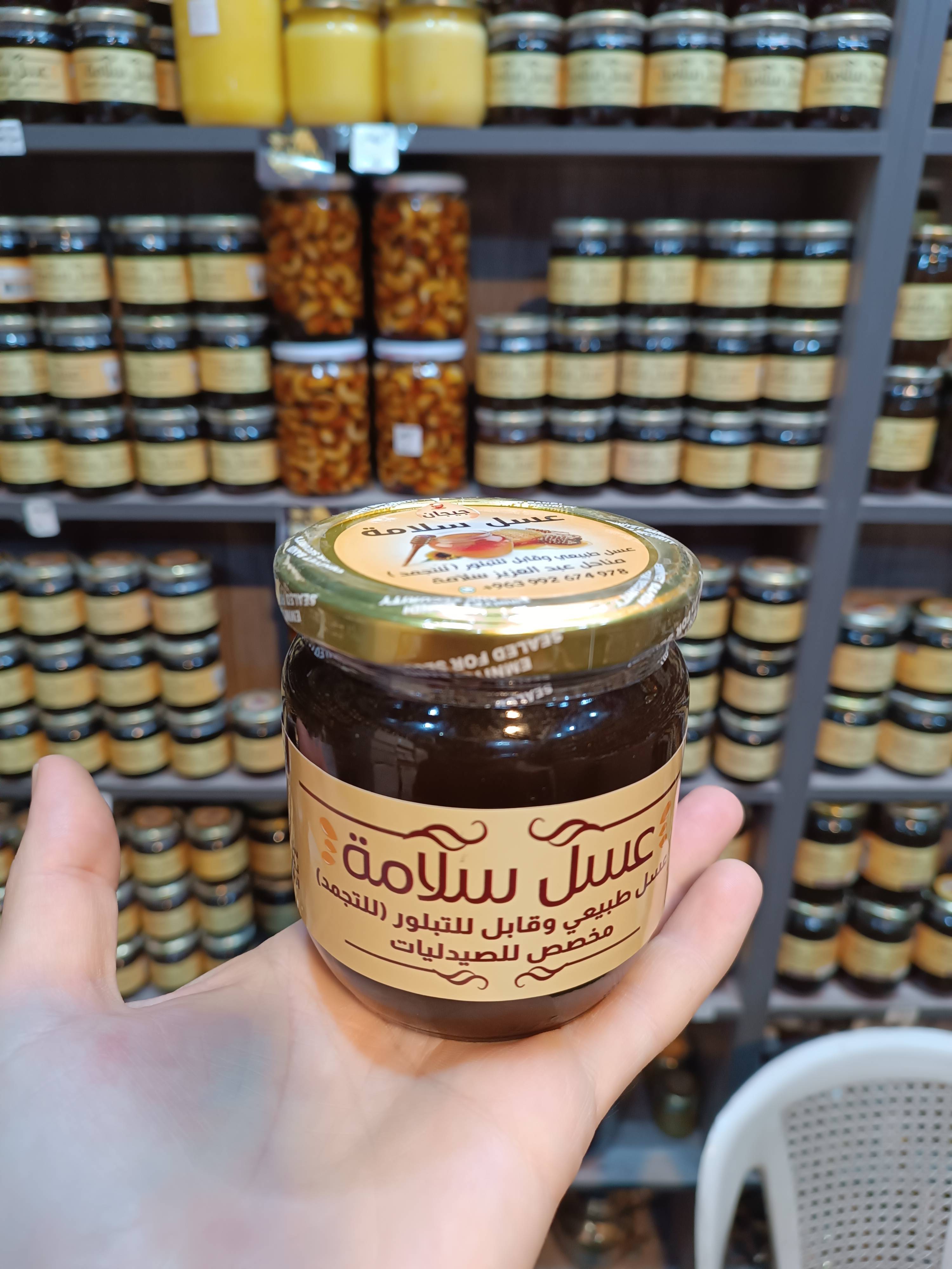 متوفر عسل طبيعي ١٠٠٪ 