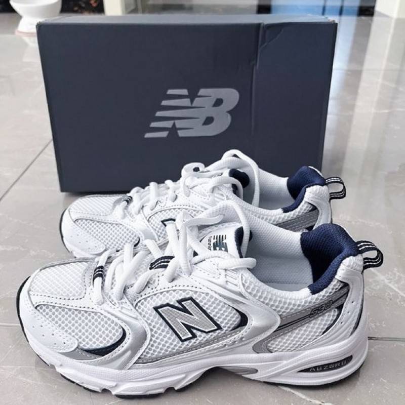 بوط رياضي نسائي قماش مشبك لون أبيض و ازرق New balance 530