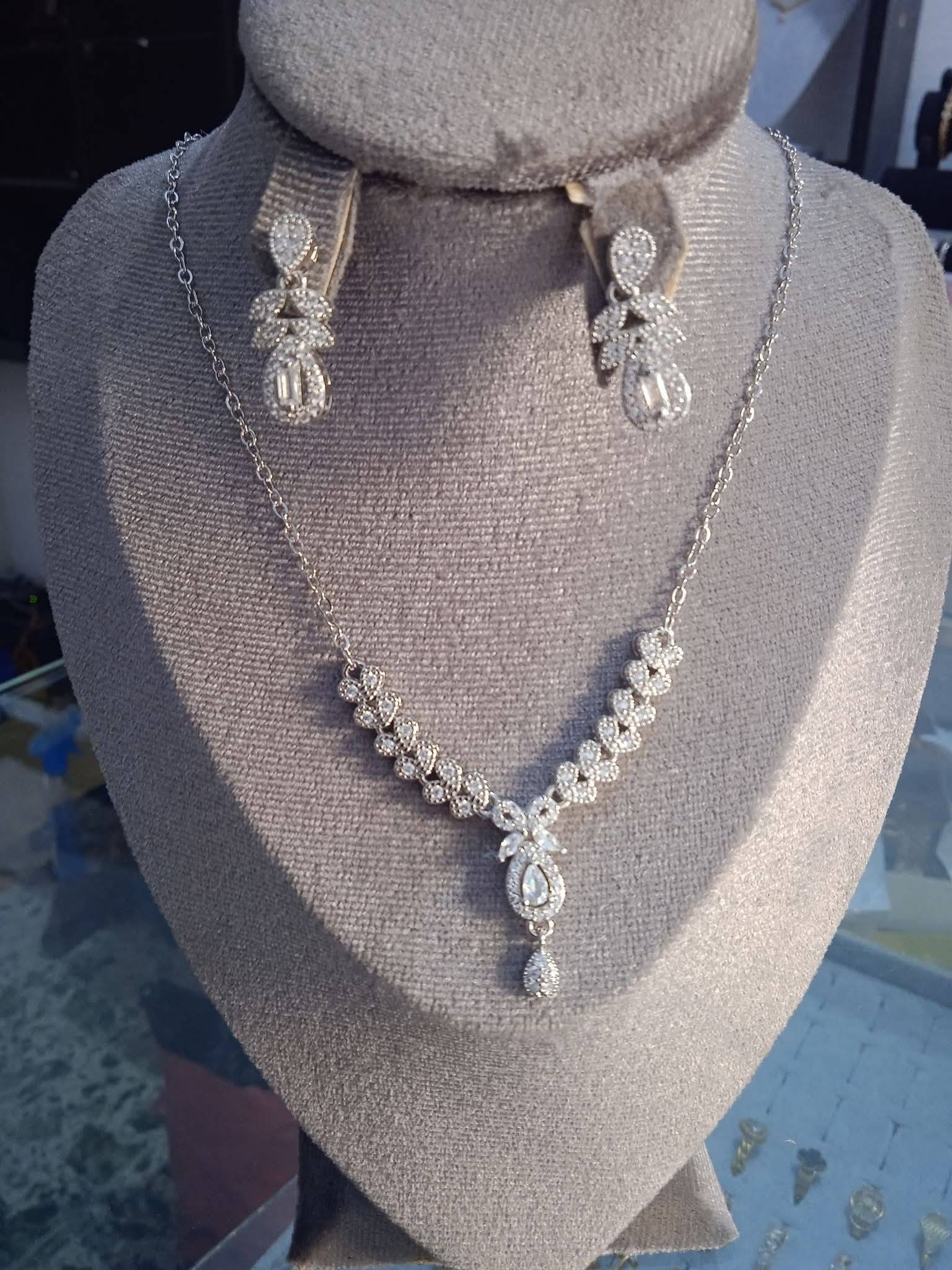 طوق وحلق زيركون 