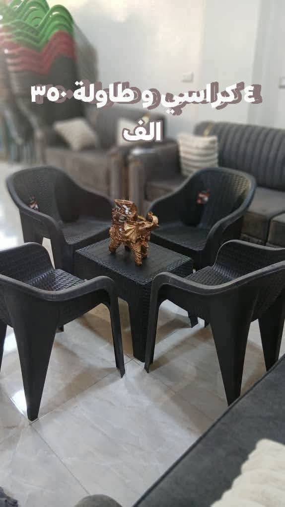 طاولة وكراسي بلاستيك 